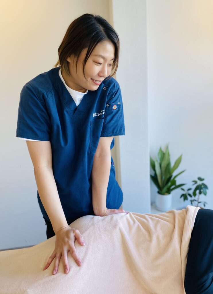 整体師による丁寧な手技での施術中
